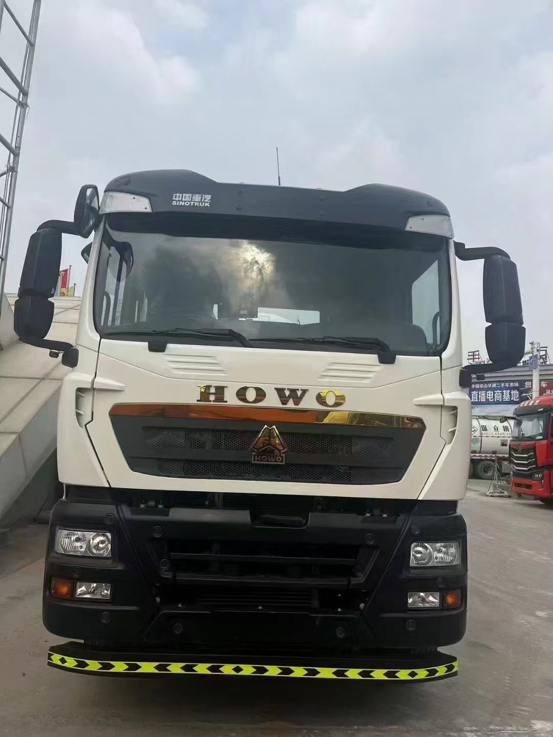 Howo tx; Əsas qarışdırıcı yük maşını şassisi; Ön ox orta oxa 4.9m, çərçivə 6.6m, arxa ox üçün orta ox 1.35m, Arxa ox 2,7m